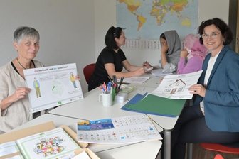 Damit Ehrenamtler besser bei der Integration helfen können - Autorin Sieglinde Eichert (links) bei der Übergabe des Starterpakets an die Kirchberger Bürgermeisterin Dorothee Obst. 