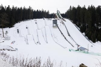 Damit erfolgreiche Skispringer wieder aus Sachsen kommen: Neue Vogtlandschanzen in Klingenthal nach Sport-Vorbildern benannt - Blick auf die neuen Vogtlandschanzen in Mühlleithen.
