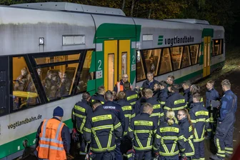 Damit es im Ernstfall wie am Schnürchen läuft - Vogtländische Feuerwehrleute üben Rettung aus einem Zug -