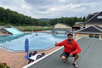 Damit es im nächsten Jahr keine Fußverletzungen gibt: Baustart im Freibad Lengenfeld - Daumen hoch für die Teilsanierung gibt’s auch von Schwimmmeister Christian Schubert.