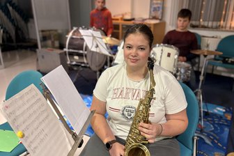 Damit es weiter klingt: Blasmusiker aus dem Erzgebirge bilden eigenen Nachwuchs aus - Lisa Friedrich aus Bernsbach wollte nicht mehr nur allein musizieren. Deshalb schloss sie sich dem neuen Nachwuchsorchester des Bergmannsblasorchesters Aue-Bad Schlema an.