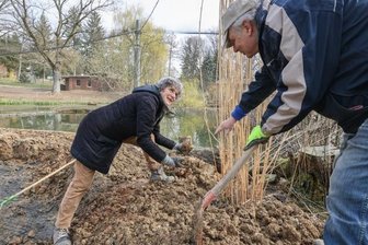 Damit Flamingos brüten können: Salzwasserpool und Lehmkegel - Birgit von Linen und Klaus Eulenberger beim Brutkegel-Bau.