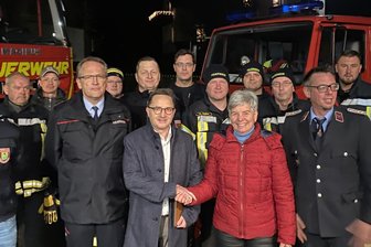 Damit im Ernstfall nichts anbrennt: Heinsdorf und Ebersbrunn öffnen 2025 eine „magische Grenze“ - Historischer Schulterschluss. Heinsdorfs Bürgermeisterin Marion Dick und der Lichtentanner Ortschef Tino Obst besiegeln eine seltene Kooperation. Vorn links Gemeindewehrleiter Nils Eichhorn, rechts Ebersbrunns Wehrchef René Rittrich.