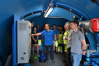 Damit immer genug Wasser aus dem Hahn kommt: Neuer Hochbehälter nahe Rochlitz in Betrieb - Mit einer kleinen Feier wurde der neue Trinkwasserbehälter in Gröblitz am Donnerstag eingeweiht. Der alte Hochbehälter hinter der neuen Anlage soll künftig für Löschwasser umgebaut werden.