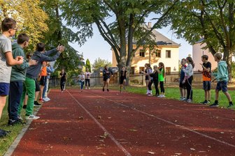 Damit kein Schüler ins Schlittern kommt - Seminarschule bekommt nigelnagelneue Sportanlagen - Die Klasse 6a der Seminar-Oberschule beim Sportunterricht. Die Linien der Laufbahn sind sehr ausgeblichen. Und das ist nicht das einzige Manko der Leichtathletikanlagen. Deshalb sollen sie bis spätestens 2028 saniert werden. Ob die Mädchen und Jungen der 6a also noch in den Genuss der neuen Sportstätten kommen, ist fraglich.