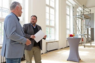 Damit Max Pechsteins Gemälde im richtigen Licht erstrahlen: Kulturraum gibt Geld für Zwickaus Museum - Landrat Carsten Michaelis (CDU/l.) übergibt Finanzbürgermeister Sebastian Lasch auf der Museumsbaustelle den Fördermittelbescheid.