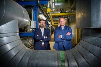 Damit mehr Zwickauer mit Fernwärme heizen: Wo die ZEV ihr Netz ausbaut - Dominik Wirth (links) und André Hentschel, Geschäftsführer der Zwickauer Energieversorgung ZEV, im Heizwerk Süd an der Reinsdorfer Straße. Es gehört zu den fünf Heizkraftwerken, die die ZEV zur Fernwärmeversorgung betreibt.