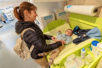 Damit nichts in die Hose geht: Bei Auerbachs Wickelplätzen ist Luft nach oben - Viel Platz, alles ist sauber und kostenlose Feuchttücher gibt es ebenfalls. Susan Gelfort und ihr Sohn Lennard haben die Wickelstation in der Auerbacher dm-Drogerie schätzen gelernt.