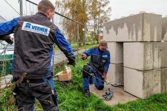Damit nichts runterfällt: Stahlseile sichern Kirchturmspitze in Topfseifersdorf -