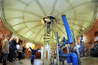 Damit niemand auf dem Trockenen sitzt: Das planen Wasserexperten in Hainichen - Der im 19. Jahrhundert erbaute Wasserturm Mittweida des Zweckverbandes ZWA ist ein technisches Denkmal. Der Turm, hier beim Tag der offenen Tür 2014, wird mit Trinkwasser aus den Talsperren Einsiedel und Eibenstock gespeist. 