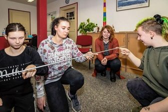 Damit Reibereien nicht in Gewalt umschlagen - Unter Anleitung von Sozialarbeiterin Sasette Nestmann (2. v. r.) erlernen die junge Mütter Nadine, Josephine und Leo (v. l. n. r.) in der Mutter-Kind-Gruppe im Burgstädter Kinder- und Jugendheim spielerisch gewaltfreie Konfliktlösungen.