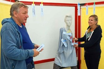 Damit sich Kinder von Alkohol, Nikotin und Drogen fernhalten - Stephan Oschem und Claudia Furtner bereiten den Drogenparcours vor. "Wir wollen Lebenskompetenzen bei den Schülern entwickeln." 