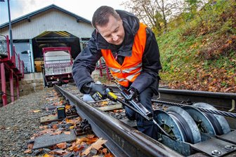 Damit sie läuft, wie geschmiert: Drahtseilbahn in Augustusburg macht Pause - Die Drahtseilbahn wird winterfest gemacht. Ähnlich wie im Vorjahr werden auch die Rollen gefettet.