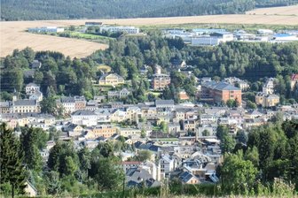 Damit Technik nicht draußen verrottet: Bauhof Markneukirchen erhält Halle - In Markneukirchen (Foto von der Bismarcksäule) wird der Bauhof (Wiesenstraße) um eine Technikhalle erweitert.