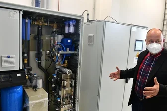 Damit Viren keine Chance haben - Mitarbeiter Ronny Arnold zeigt, wie platzsparend eine Reinstwasser-Aufbereitungsanlage der Hartmann GmbH aus Hainichen ist.