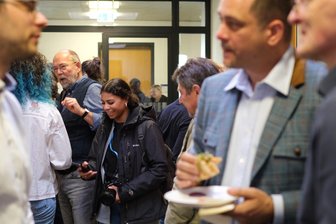 „Damit wir die Wirtschaft in Freiberg erhalten“: Wie Unternehmen, Stadt und Forschung Fachkräfte sichern wollen - Pizza essen und Bierchen trinken: Bei der ersten Science Session haben sich Forschungseinrichtungen und Unternehmen vernetzt.