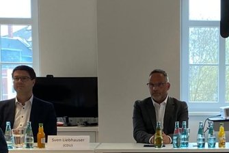 Damit wollen die Kandidaten punkten - Beim Forum zur Landratswahl trafen die Kandidaten Sven Liebhauser, Dirk Neubauer und Rolf Weigand (von links) am Mittwochabend im Mittweidaer Innovationszentrum Werkbank 32 erstmals öffentlich aufeinander.
