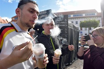 Dampfen wie die Drachen: Stickstoff-Gaumenkitzler auf dem Streetfood-Festival in Freiberg - Elias genannt Elle (links) testet mit Jayden eine eisgekühlte Maisspeise auf dem Streetfood-Markt Freiberg. Sarah fotografiert, wie die Jungs Dampf wie Drachen ausstoßen.