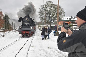 Dampflok fährt durchs Vogtland und ist ein beliebtes Fotomotiv - Mit lauten Signaltönen näherte sich die Dampflok BR 35 1097 und legte in Gunzen einen Zwischenstopp ein.