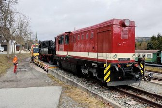Dampflok reist auf Tieflader im Erzgebirge an - Per Tieflader wurde die kleine Dampflok nach Hammerunterwiesenthal gebracht und über eine Rampe aufs Gleis der Fichtelbergbahn gestellt. Zur Überführung in die Werkstatt nach Oberwiesenthal stand eine Diesellok bereit. 