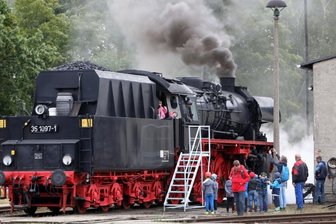 Dampflokfreunde holen sich Hilfe für das Anheizen -