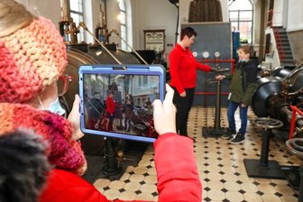 Dampfmaschine spielt bei Dreharbeiten die Hauptrolle - Elena filmt im Maschinenhaus Konstantin, der sich von Schulsozialarbeiterin Mandy Herrmann die Dampfmaschine erklären lässt.
