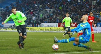 Daniel Frahn eiskalt im Geschäft - Daniel Frahns zweites Pflichtspieltor für den CFC: Der Stürmer (links) überwindet Energie-Torhüter Daniel Lück zum 2:0.