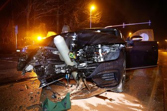 Dank Airbags: Fahrer in Chemnitz übersteht bösen Crash - Bei dem Unfall in Chemnitz entstand am Auto Totalschaden.