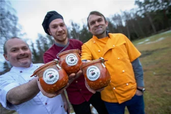 Dank an Mediziner und Pflegekräfte: Suppenaktion im Vogtland findet bereits viele Unterstützer - Steffen Manthey vom Bayrischen Hof Grünbach, Angelo Thenau vom Hotel Alexandra und Enrico Todt von der Gaststätte Zum Holzfäller in Mehltheuer sind bei der Suppenaktion mit dabei.