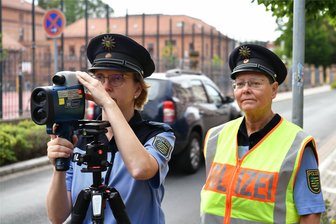 Dank an und Lied für Bürgerpolizistin Birgit Hennig - Bei Verkehrskontrollen vor Schulen machte Birgit Hennig (r.) Autofahrer regelmäßig auf ihr Fehlverhalten aufmerksam.