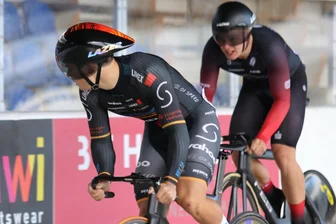 Dank dieses Radsportlers durfte das Erzgebirge beim Leipziger Sprinter-Cup jubeln - Colin Rudolph (vorn) durfte sich in Leipzig über Bronze freuen.