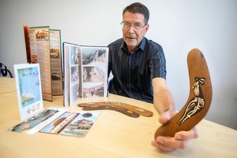 Dank Druckmaschinen um die Welt: Was dieser Plauener bei seinen Dienstreisen erlebt hat - Ulrich Narr zeigt Fotoalben und Andenken von seinen Reisen