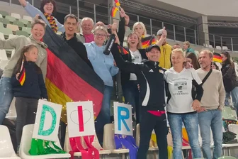 Dank eigenem Fanclub: Reinsdorfer Dirk Naumann auch ohne Medaille absolut happy über seine sechste WM-Teilnahme - Dirk Naumann (vorn links) bekam beim Wettkampf in Dresden viel Unterstützung seines eigenen kleinen Fanclubs.