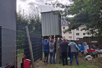 Dank einer Dame aus Thüringen: Neues Katzenhaus schwebt im Reichenbacher Katzengarten ein - Ohne Kran geht‘s auch. Das neue Katzenhaus schwebt im Katzengarten ein.