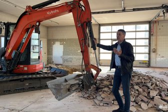 Dank einer guten Idee: Gemeinde Rechenberg-Bienenmühle baut ihr neues Feuerwehrhaus zum halben Preis - Bürgermeister Michael Funke von Rechenberg-Bienenmühle im ehemaligen Autohaus Meyer, das zum Feuerwehrhaus umgebaut wird.