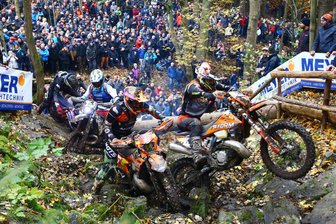 Dank Enduro-Highlights: Erzgebirge für zwei Wochenenden im weltweiten Fokus - Beim GetzenRodeo kämpfte sich auch der Drebacher Kenny Lötzsch unter anderem durch die Kartoffelreibe.