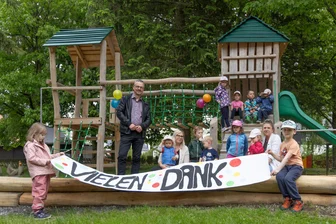 Dank Erbschaft für Stadt im Erzgebirge: Kinder bekommen neue Spielgeräte - Die neuen Spielgeräte wurden gemeinsam mit Bürgermeister Dirk Trommer eingeweiht.