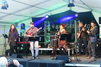 Dank Europas Kulturhauptstadt: Band aus dem Erzgebirge feiert ihr Comeback - Beim Garagenkonzert wirkte alles so, als hätte es die jahrelange Pause der Band Seven Bridges Road gar nicht gegeben.