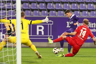 Dank Fallmanns Sahnetag: FC Erzgebirge Aue feiert Heimsieg gegen Rot-Weiss Essen - Pascal Fallmann (hinten) erzielt den Führungstreffer für den FC Erzgebirge Aue.