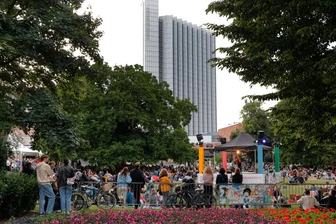 Dank freiwilligem Eintrittsgeld: Chemnitzer Parksommer 2026 gesichert - Der Parksommer in Chemnitz lockt Abend für Abend etliche Besucher in den Stadthallenpark.