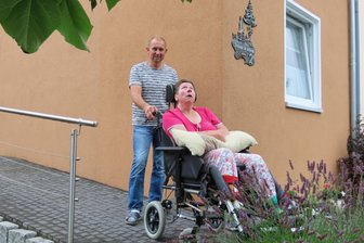 Dank großer Spendenbereitschaft: Werdauer Familie kann sich einen Traum erfüllen - Uwe Röhnert kümmert sich um seine Frau Christine und die Eltern. Die Familie braucht ein größeres Auto.