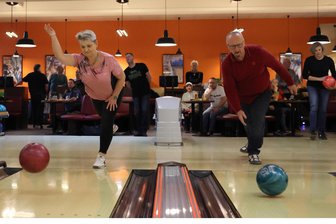 Dank Kasslerbraten zum Siegerpokal: Bowlingturnier im Erzgebirge sieht einen neuen Gewinner - Ingrid Bartels belegte beim Neujahrsbowling von „Freie Presse“ den 2. Platz bei den Frauen. Daneben Holger Anis, Dritter bei den Männern.