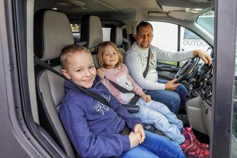 Dank "Leser helfen": Neumarker Familie Hanf fährt mit ihren sechs Kindern entspannt an die See - Wer will vorne bei Papa Jörg Krumpe sitzen? Ein klarer Fall für Mia und Elias. 