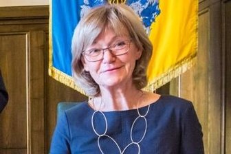 Dank mit Eintrag ins Goldene Buch - Ulrike Uhlig beim Eintrag ins Goldene Buch. 
