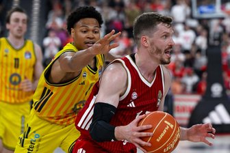 Dank Obst-Gala: Bayern gewinnen erstes Finalspiel gegen Alba - War der Topscorer in Finalspiel Nummer eins: Bayern-Star Andreas Obst (rechts).