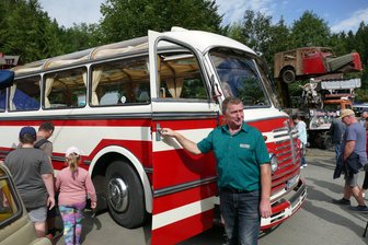 Dank Oldtimertreffen im Erzgebirge: Uralter Bus kehrt zurück in sein „Zuhause“ - Im von Christoph Drechsel gesteuerten Büssing 5000 TU gab es stündlich eine Spritztour.