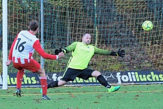 Dank Schmiedls Hattrick: Annaberger feiern Kantersieg - War am Sonntag sehr gut aufgelegt: Annabergs Stürmer Simon Schmiedl (hier mit seinem Treffer zum 6:2-Endstand) schnürte beim SV Auerhammer einen Hattrick und sorgte für drei wichtige Punkte des VfB 09.