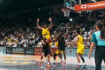 Dank Schützenhilfe aus Braunschweig: Niners Chemnitz beenden Saison auf Rang vier und haben Heimrecht in den Playoffs - Jacob Gilyard beim Spiel der Niners in Oldenburg.