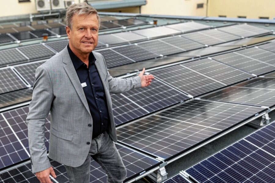 Dank Sonne: Unternehmer erzeugt ein Drittel seines Stroms - Insgesamt mehr als 220 Solarmodule hat Geschäftsmann Matthias Richter auf Dächern seiner Firma installieren lassen. Was die gewerbliche Nutzung von Sonnenenergie anbelangt, ist er einer der Vorreiter. 