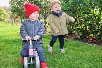 Dank Spenderherz: Rudi erobert begeistert die Welt - Rudi (rechts) gemeinsam mit Zwillingsschwester Frieda im Garten am kleinen Haus in Reinsdorf.
